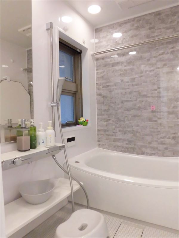 グレーを基調とした明るいユニットバスに グレーを基調とした明るいユニットバスに